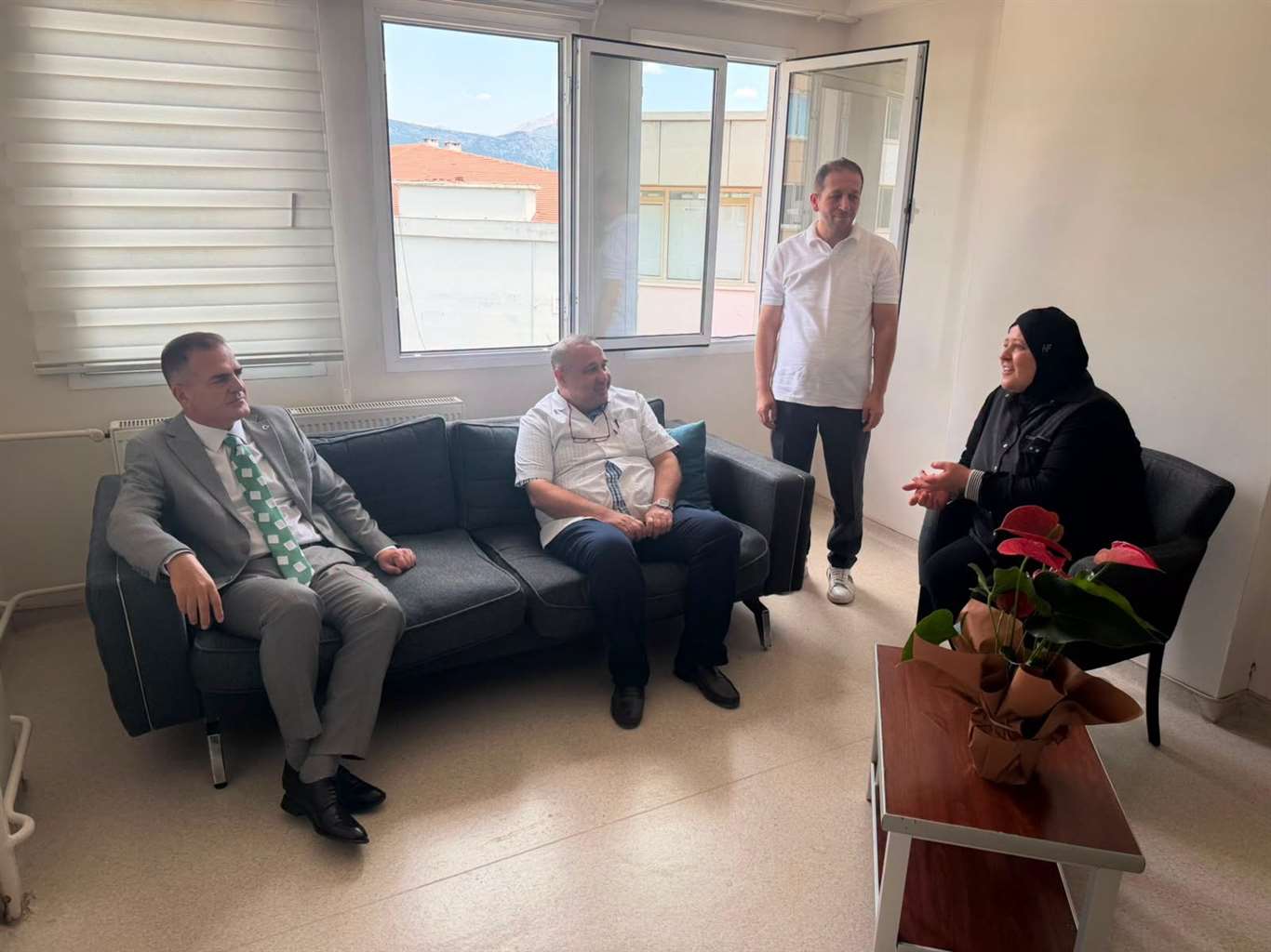 Vali Akbıyık’tan 15 Temmuz Şehidi Ziya İlhan Dağdaş’ın annesine ziyaret haberi